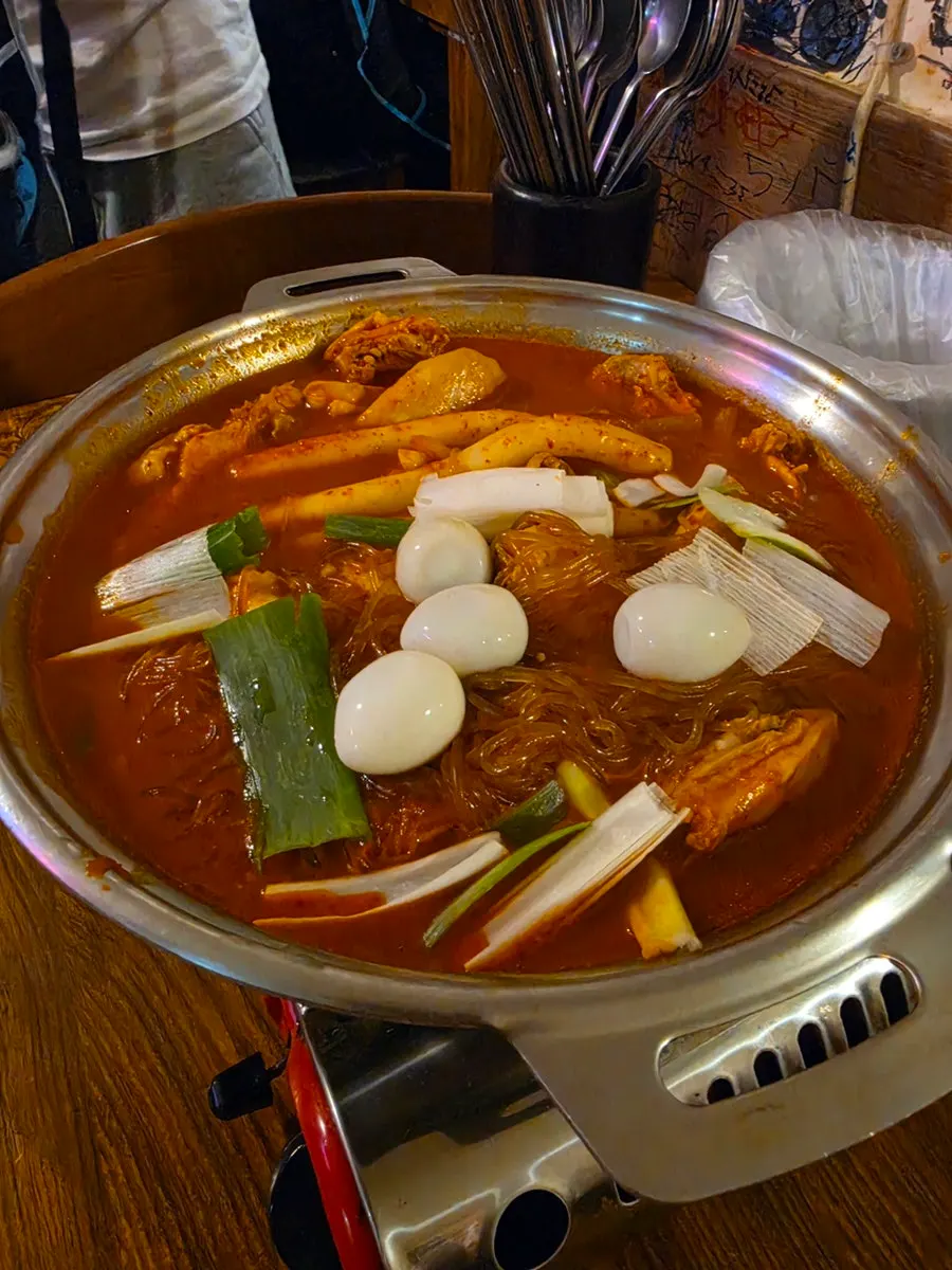 닭 한 마리가 들어간 칼칼한 닭도리탕