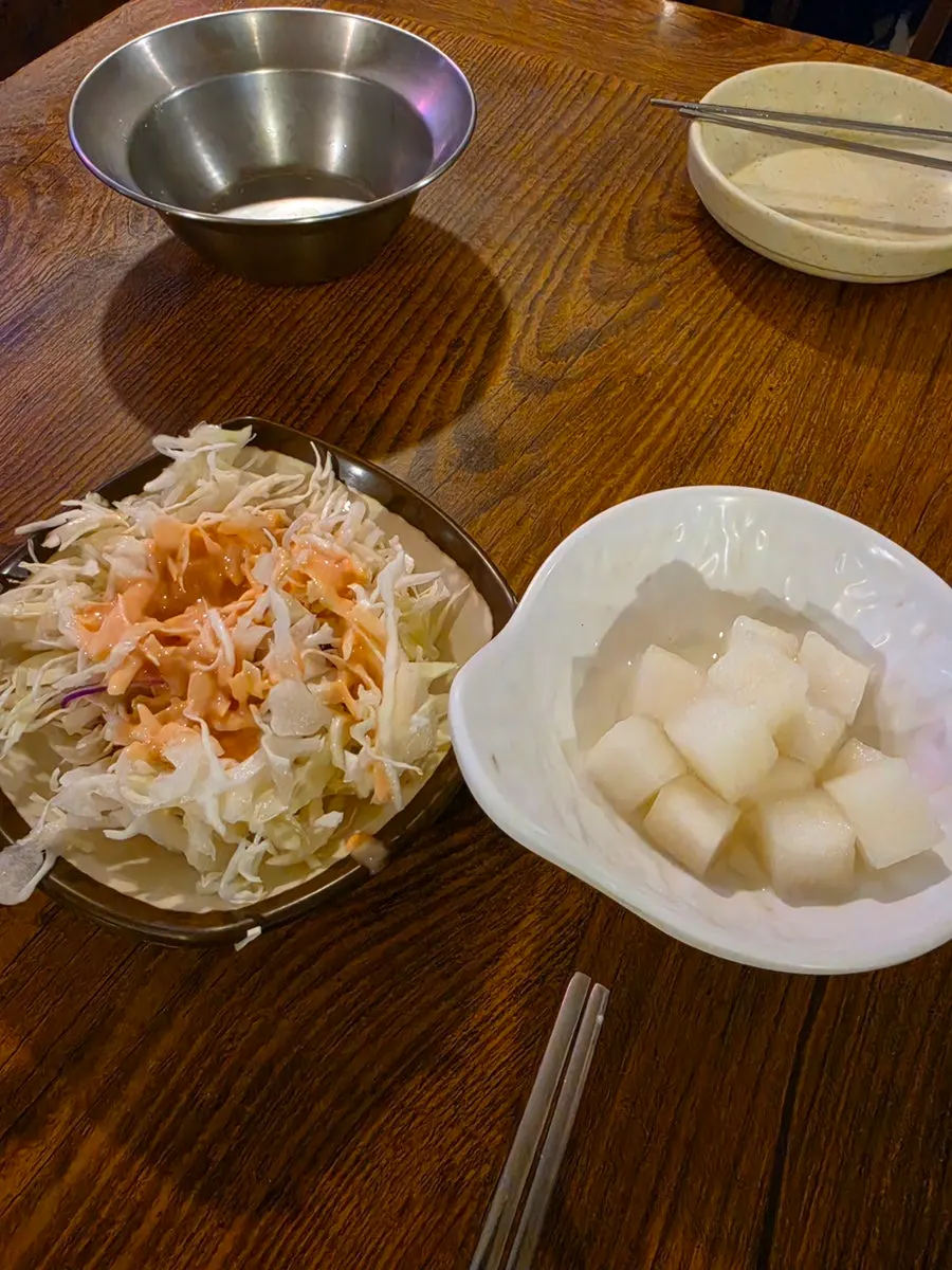 기본 반찬으로 나온 샐러드와 무
