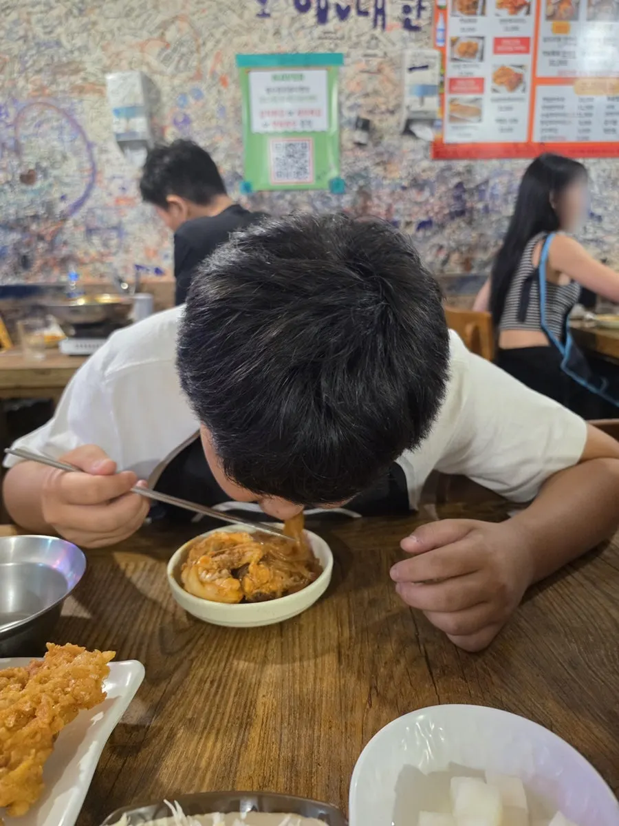 소금에 찍어 먹는 통닭 조각