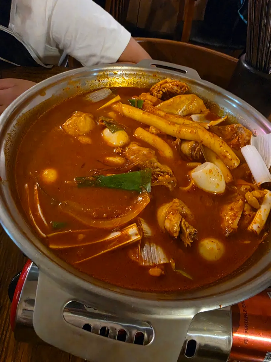 약한 불에 온도를 유지하는 닭도리탕 냄비