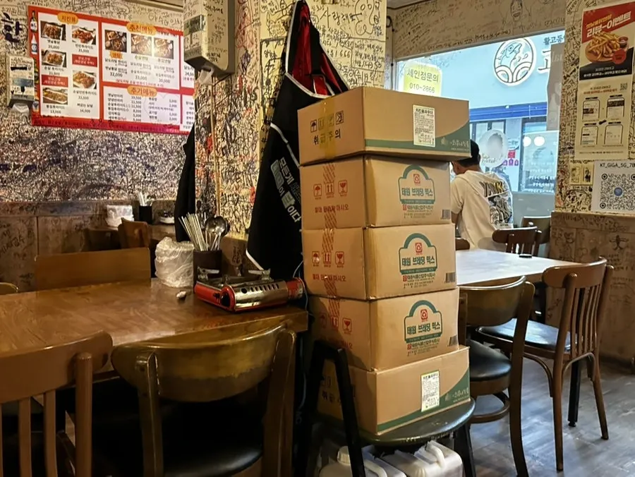 낙서가 가득한 옛날통닭앤탕 벽면