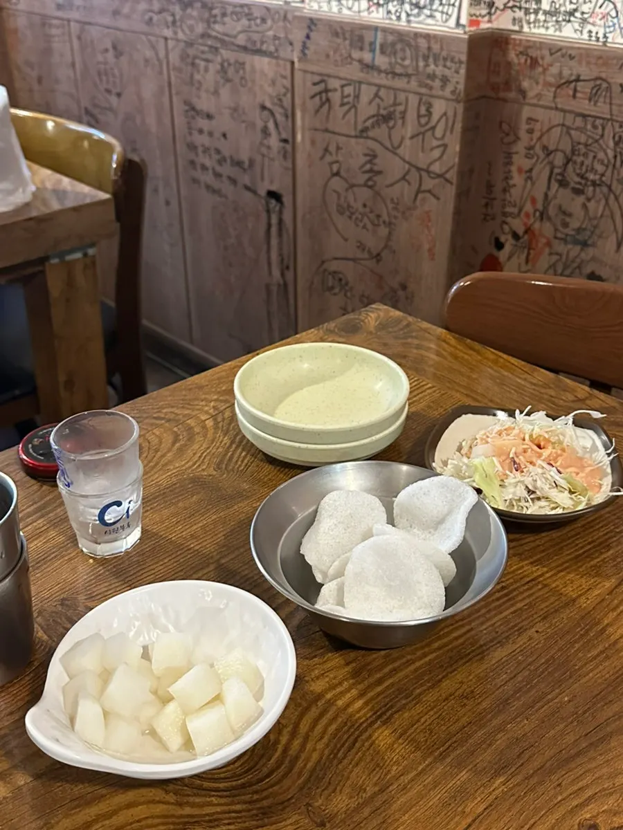 기본으로 나온 알새우칩과 무 샐러드