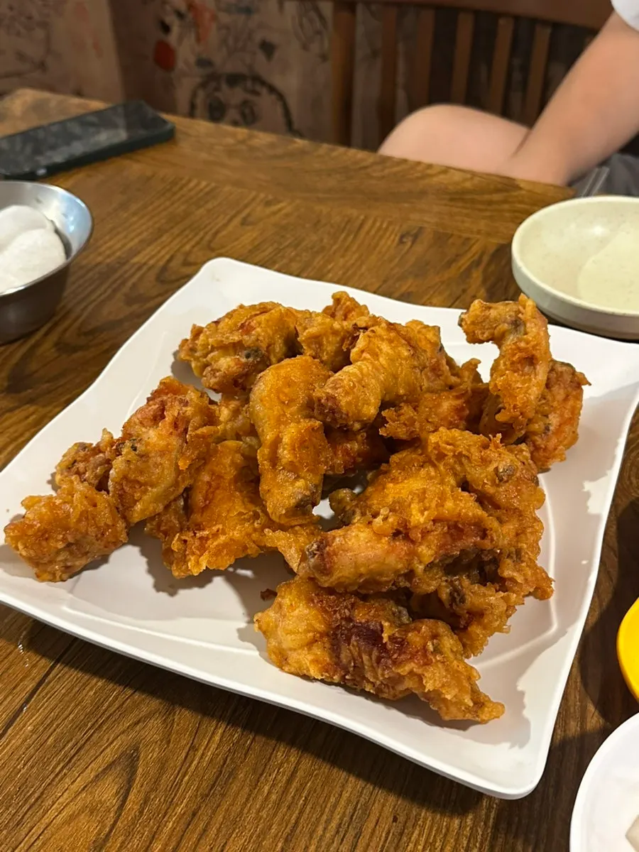 갓 나온 옛날통닭 한 접시