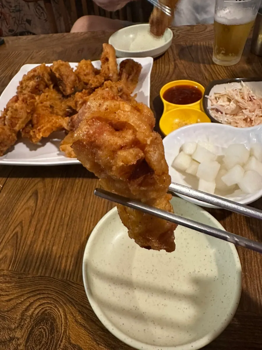 한 조각 집어든 옛날통닭