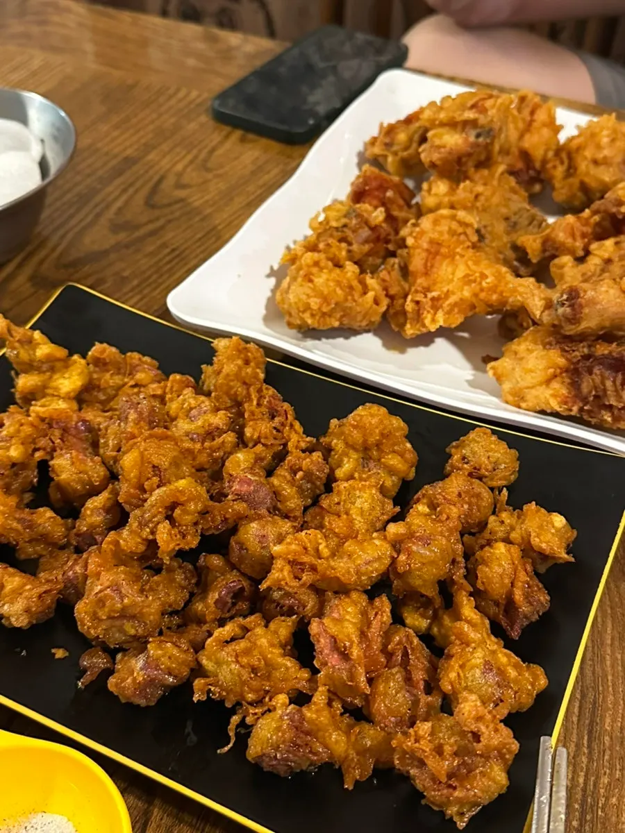 옛날식 치킨 소스에 찍은 후라이드