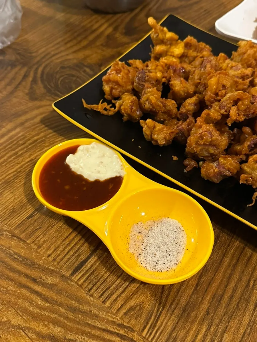 소스에 듬뿍 찍은 닭똥집