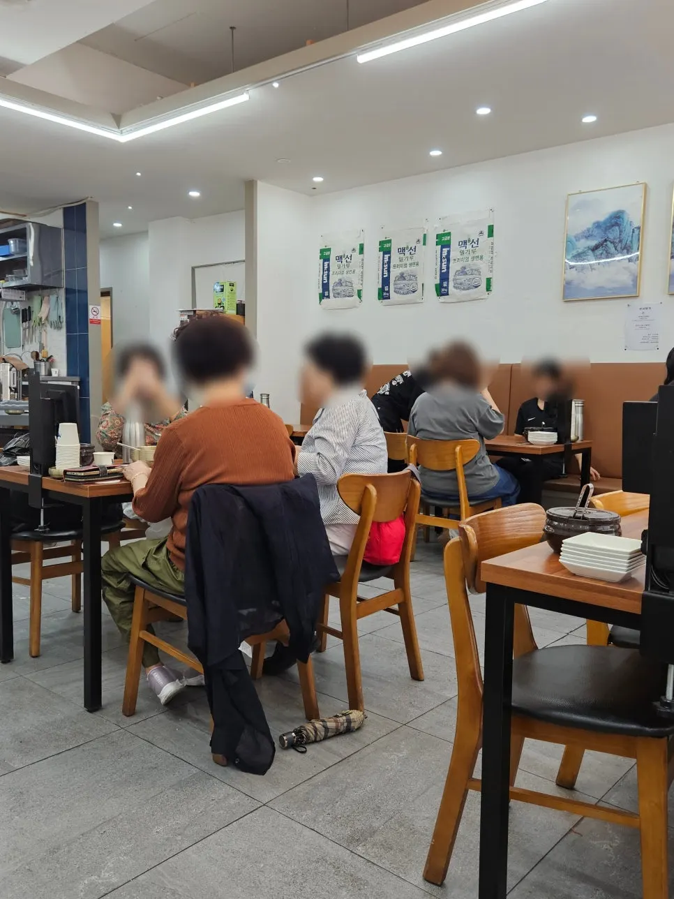 우드톤 테이블의 신선면가 내부
