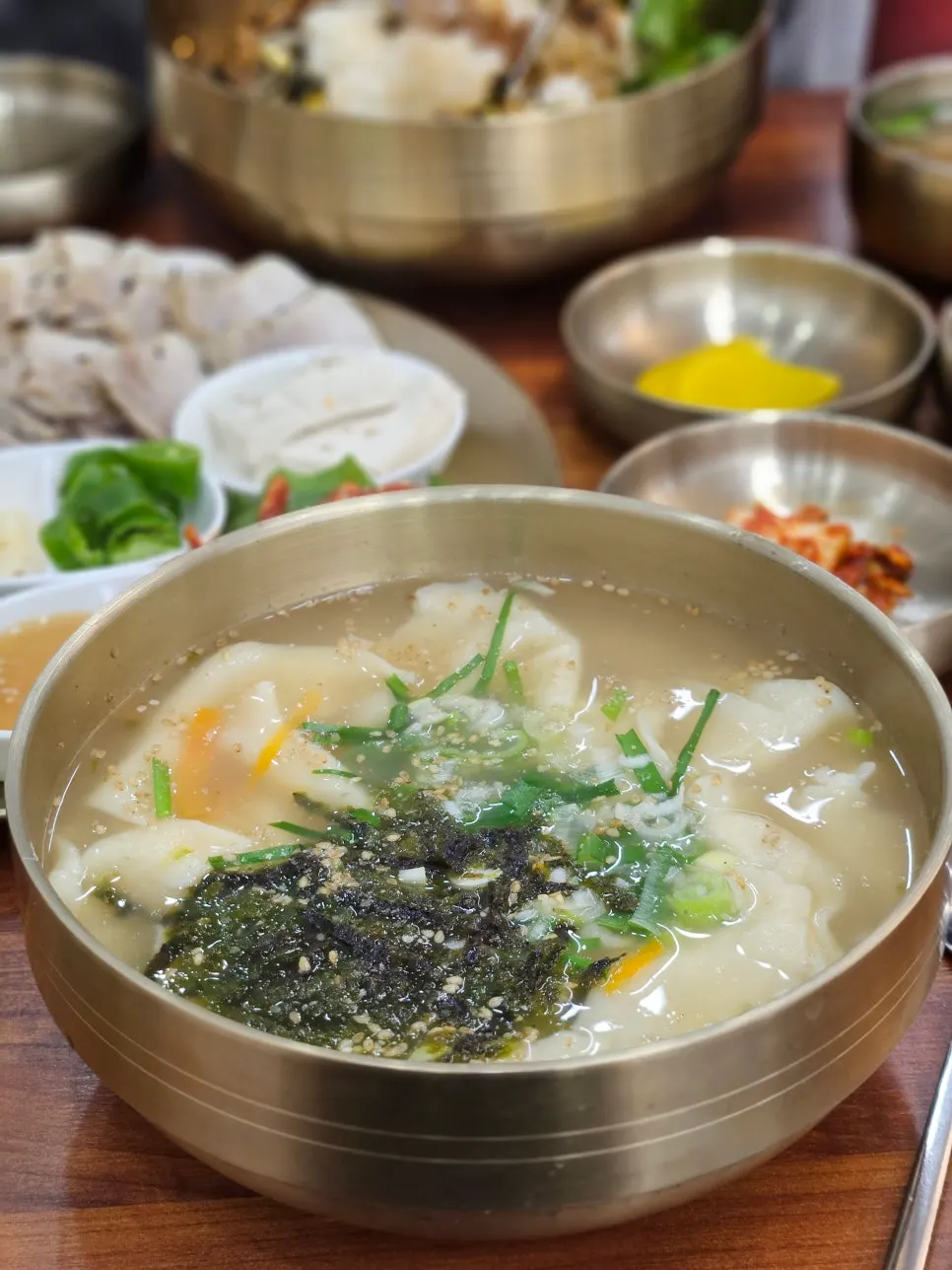 김이 오르는 손수제비 한 그릇