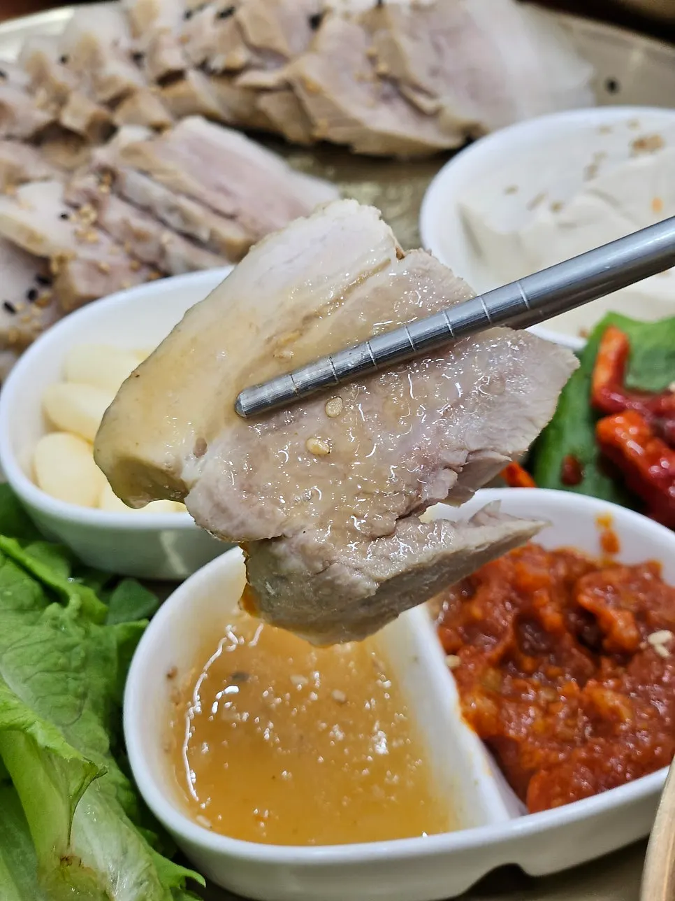 김치와 무말랭이 올린 보쌈 쌈