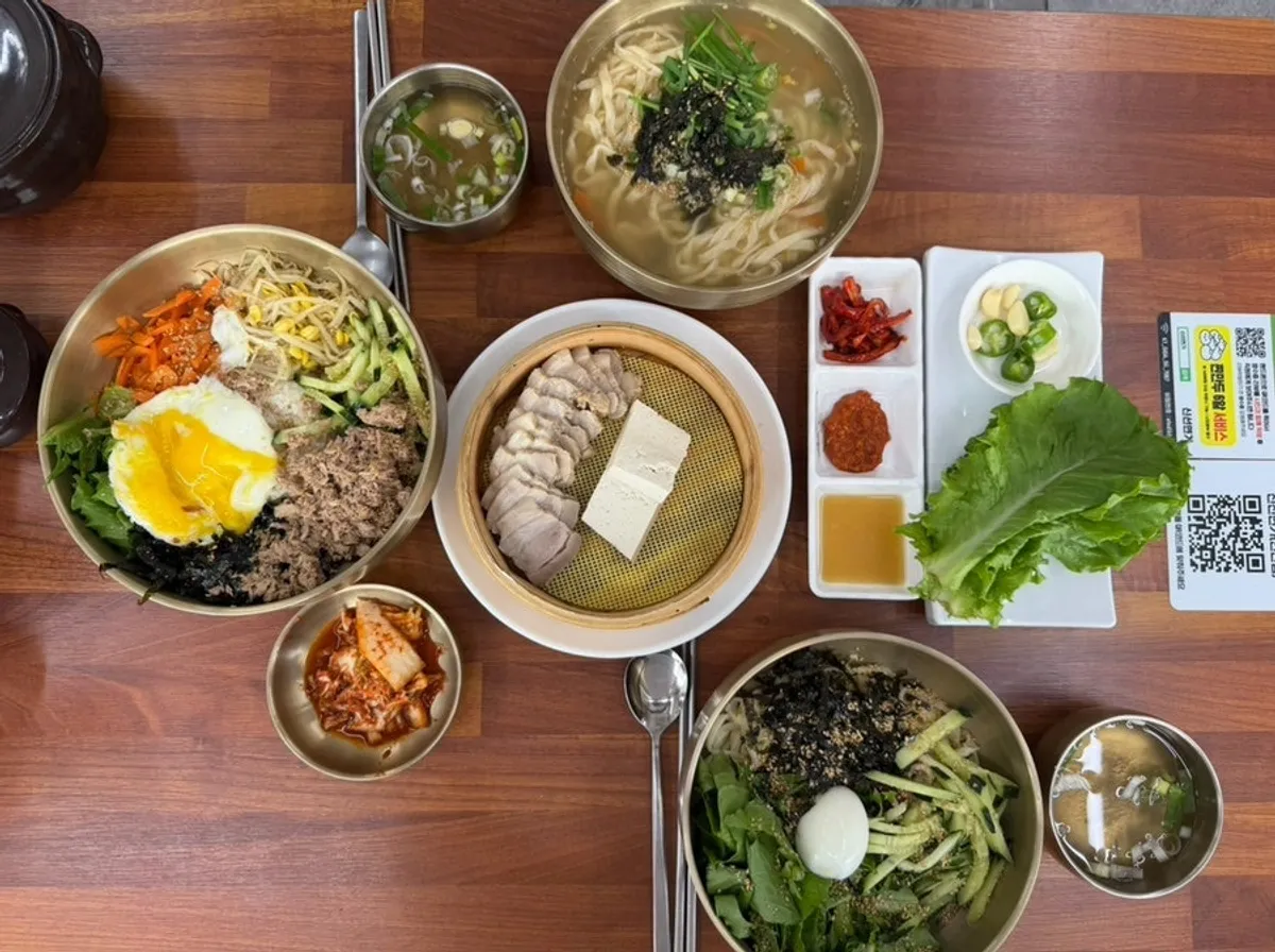멸치칼국수 참치비빔밥 비빔칼국수 한 상 차림