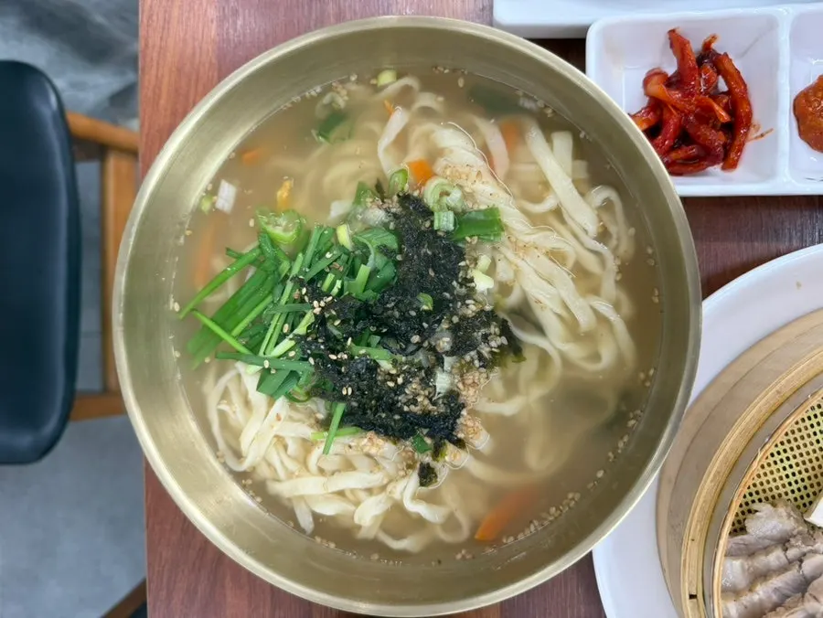 멸치칼국수와 맛보기보쌈 세트 상차림
