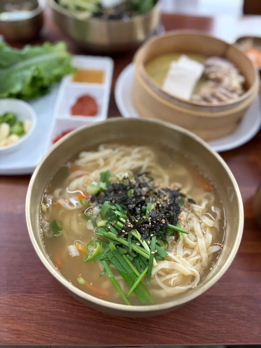 멸치로 우려낸 국물의 멸치칼국수 한 그릇