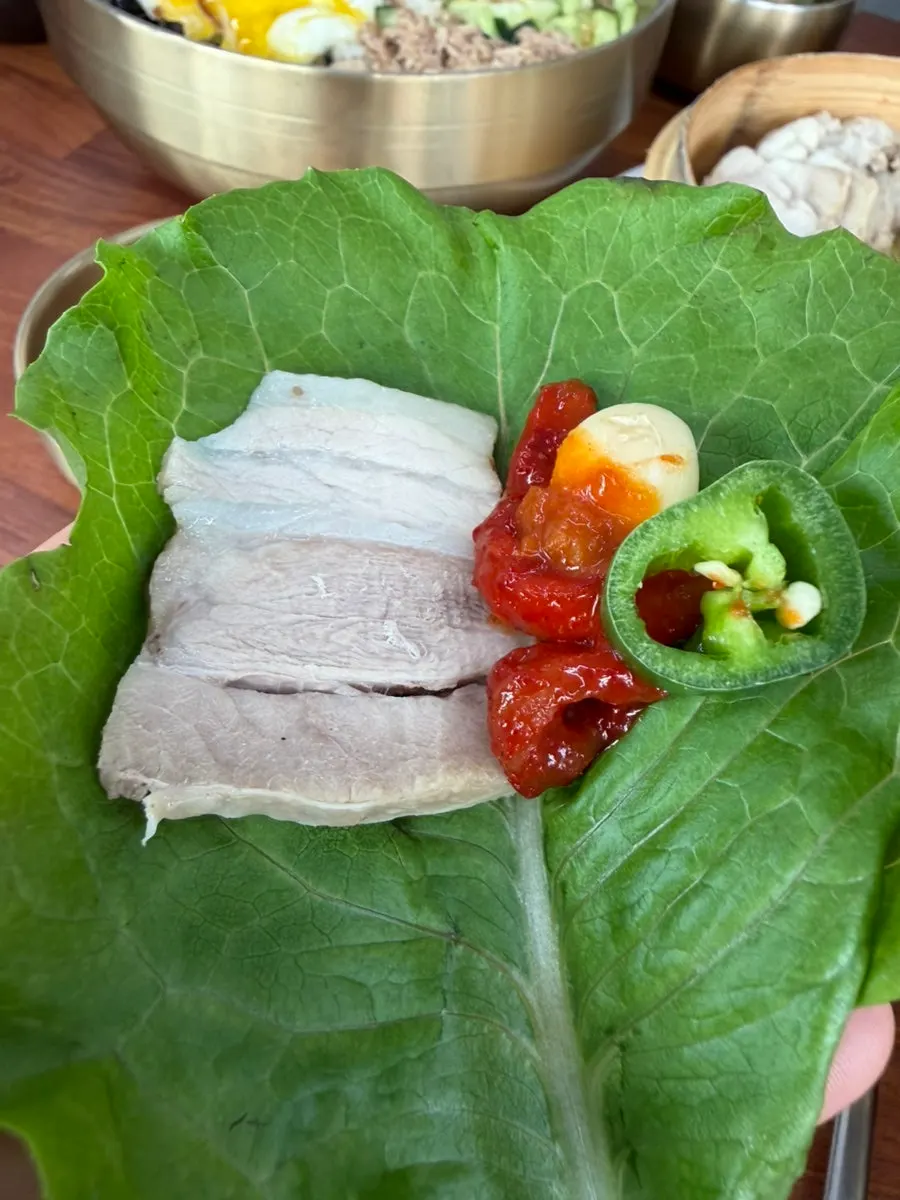맛보기보쌈 한 점과 칼국수 한 젓가락