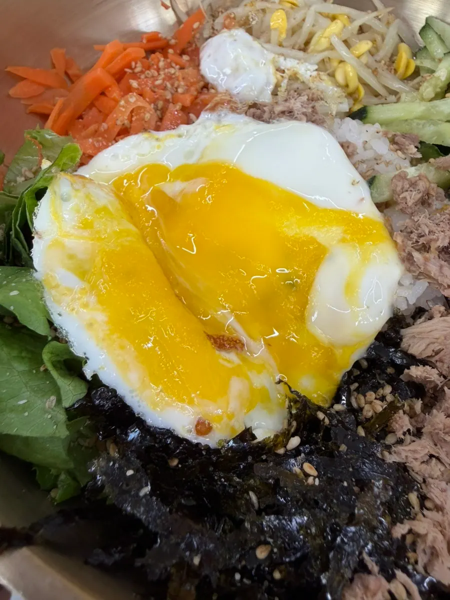 여러 재료가 올라간 참치비빔밥