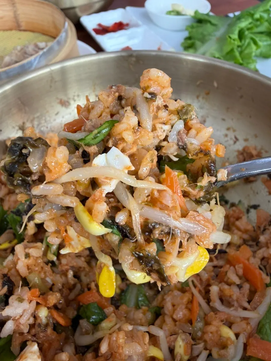 참치비빔밥과 보쌈으로 차린 한 끼