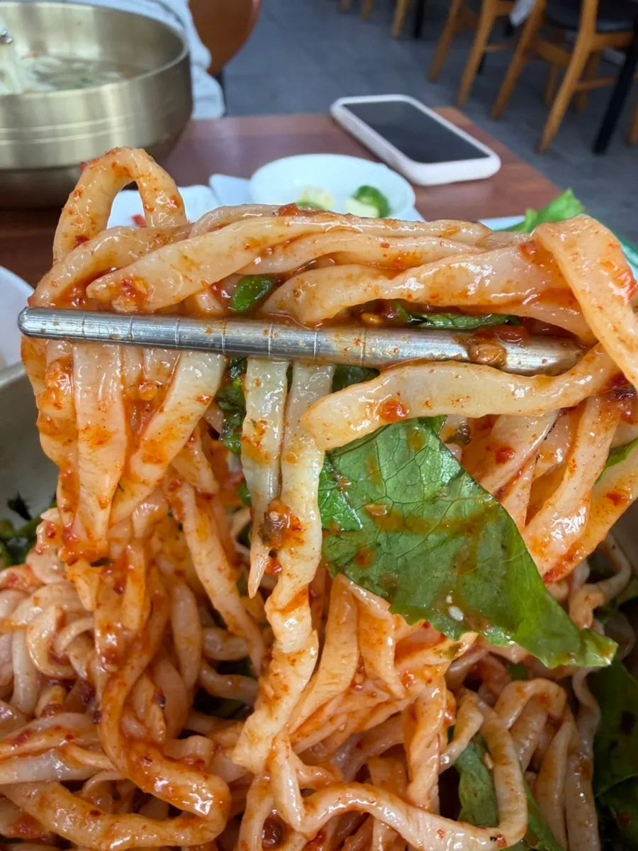 양념에 비빈 쫄깃한 비빔칼국수 면