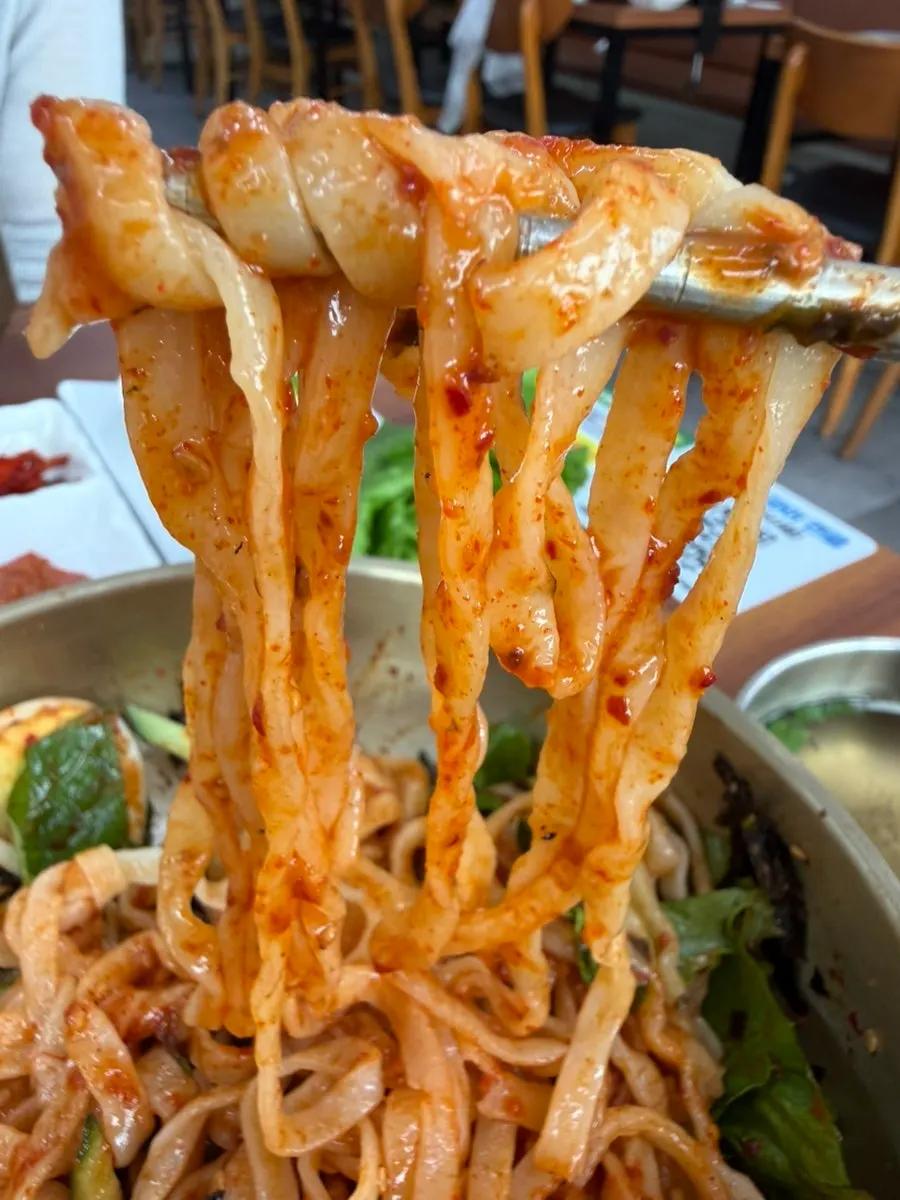 새콤매콤한 비빔칼국수 한 젓가락