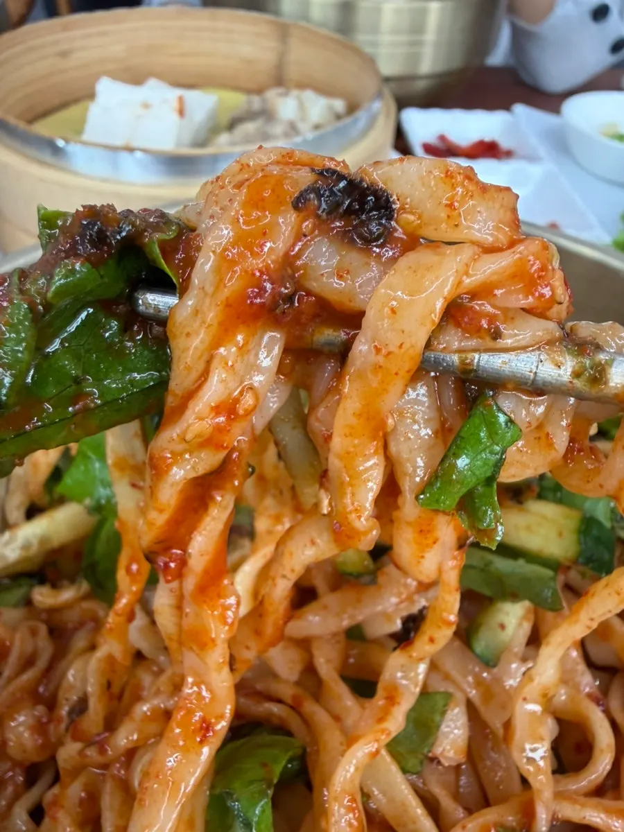 칼국수와 비빔밥을 함께 차린 테이블