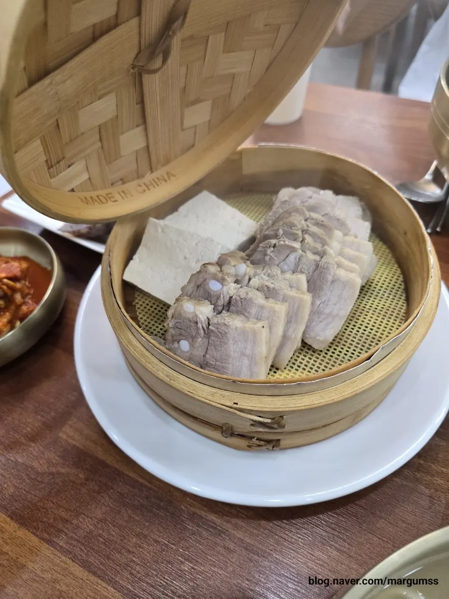 Bossam tasting set with lid opened