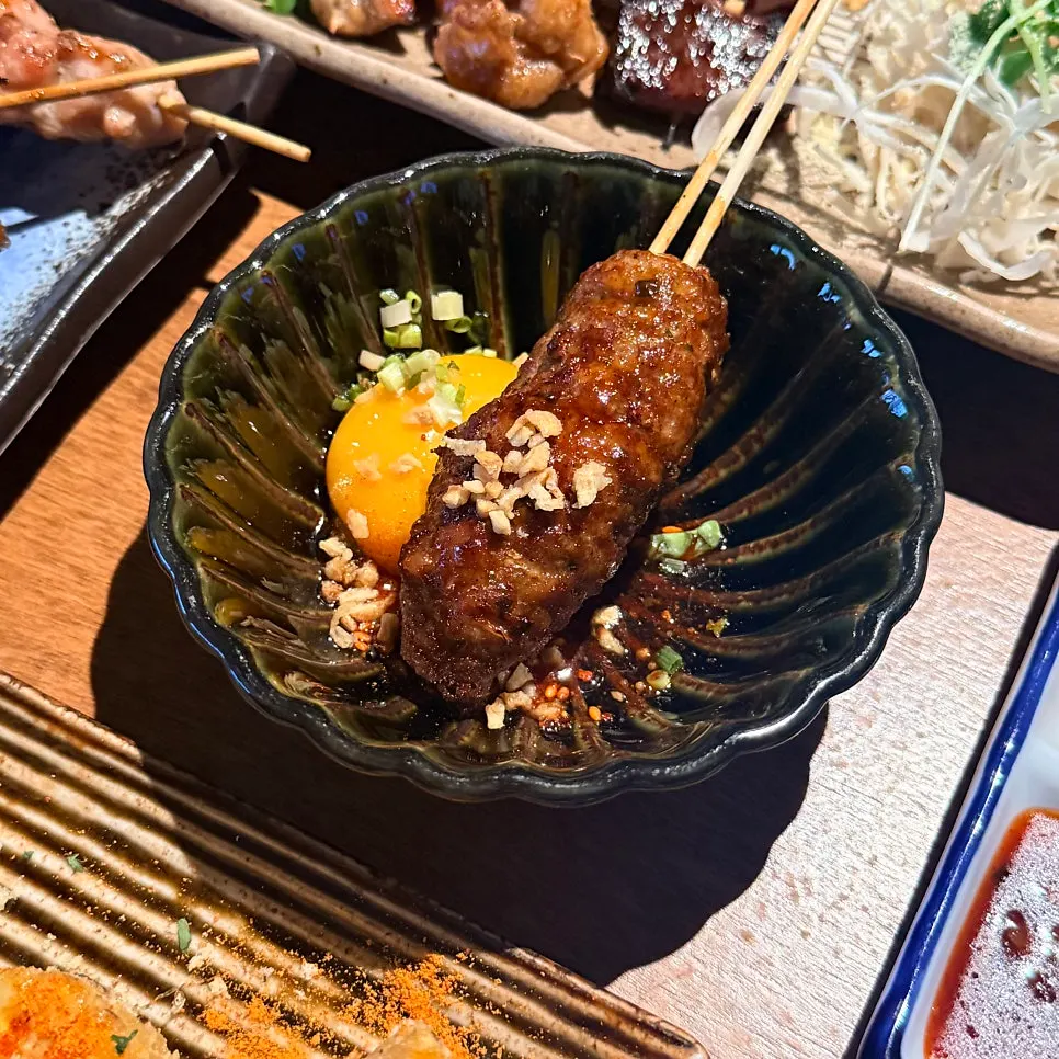 닭꼬치와 토시살이 차려진 상