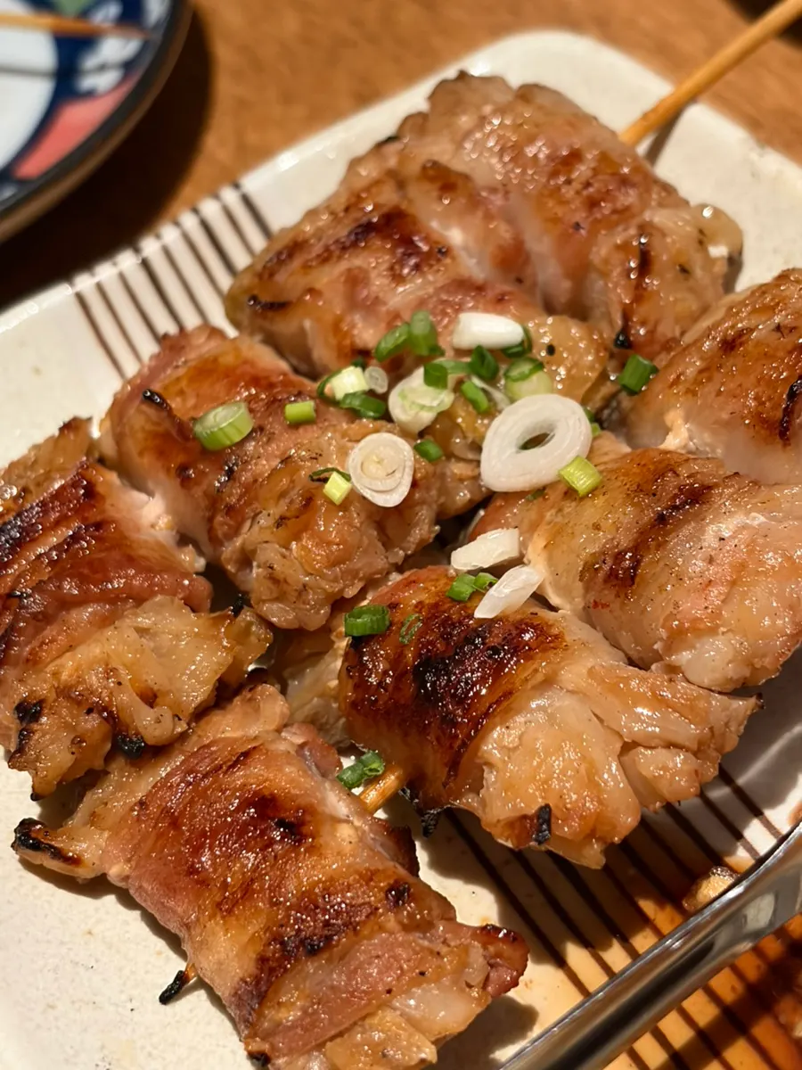 노릇하게 구워진 삼겹김치말이 꼬치