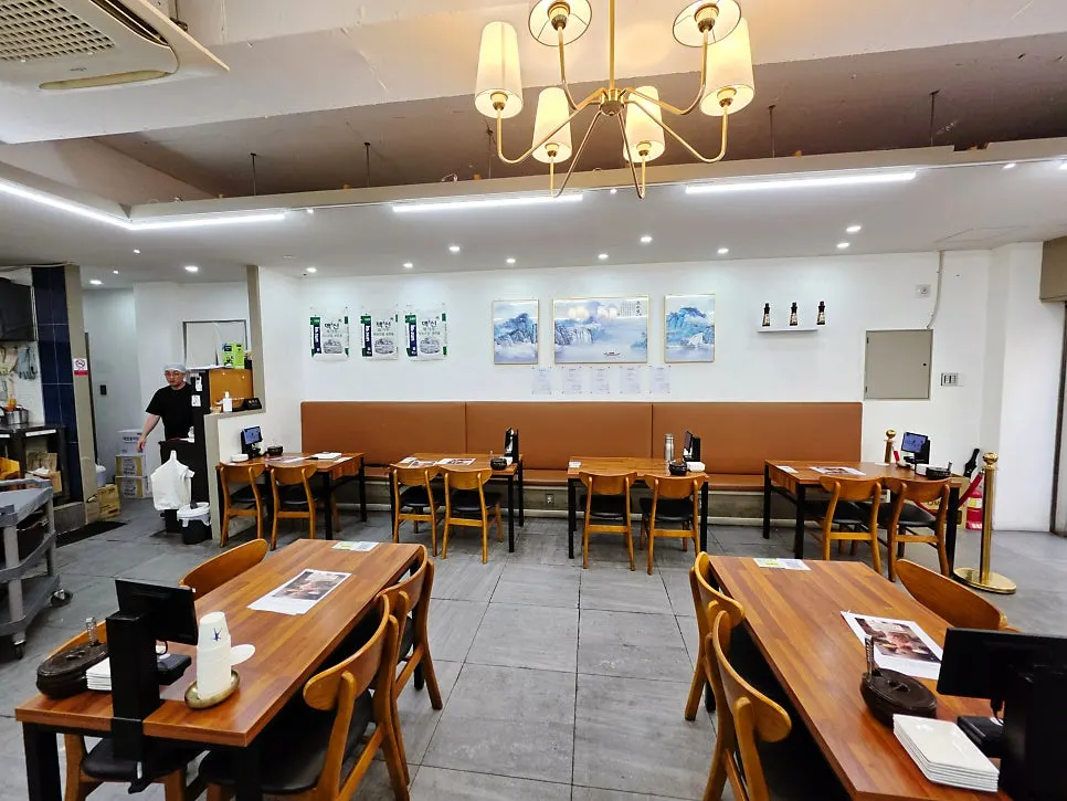 깔끔한 신선면가 테이블 좌석
