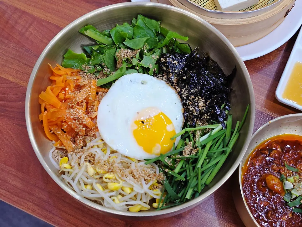 낙지비빔밥과 맛보기 보쌈 세트 한 상