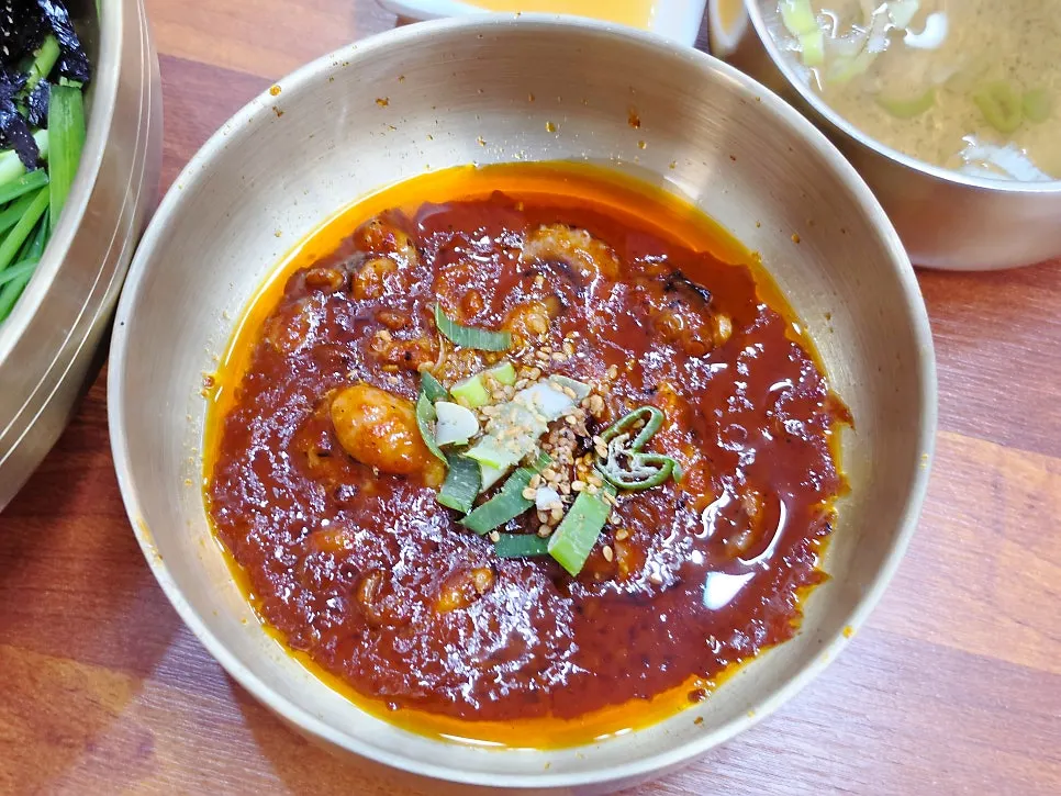 푸짐하게 차려진 세트 구성