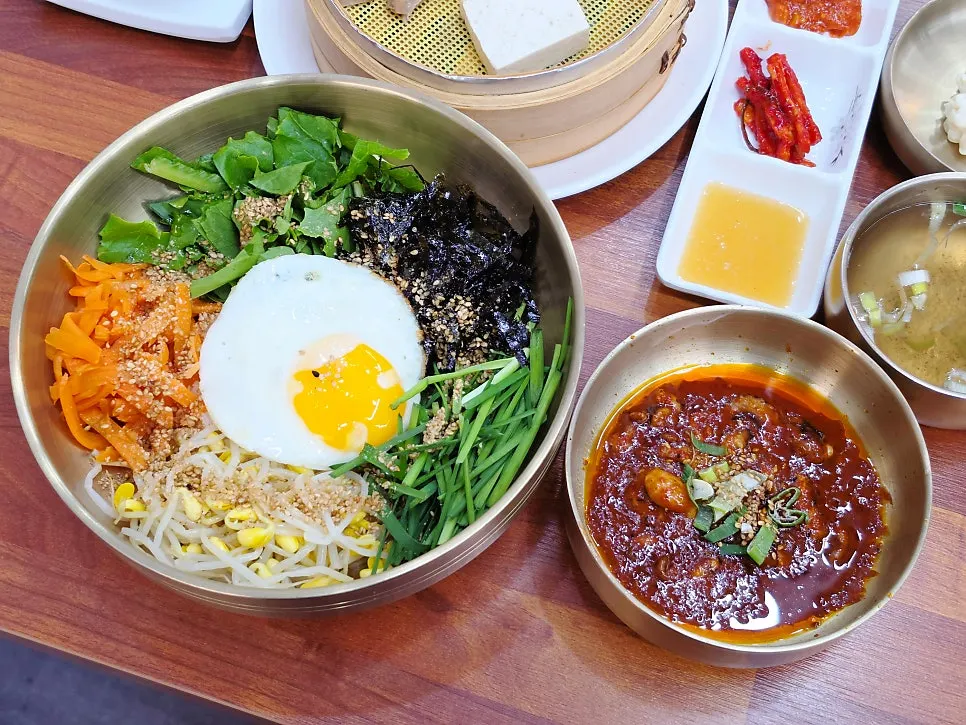 기본 서비스로 나온 순대와 밑반찬