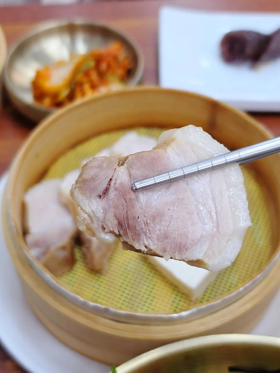 두툼하게 썰려 나온 맛보기 보쌈