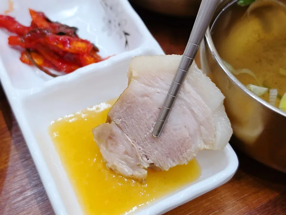 마늘소스 찍은 보쌈 한 점