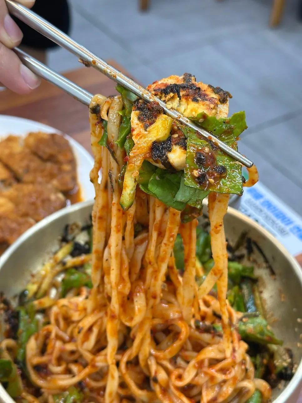 薬味に混ぜた自家製麺のビビンカルグクス