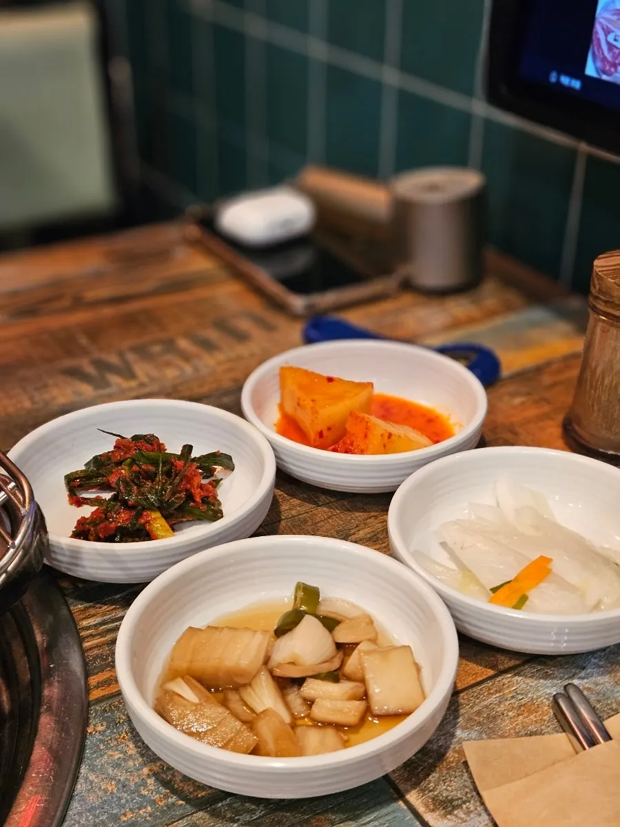 Mâm đồ ăn kèm cơ bản gồm hành trộn và kimchi