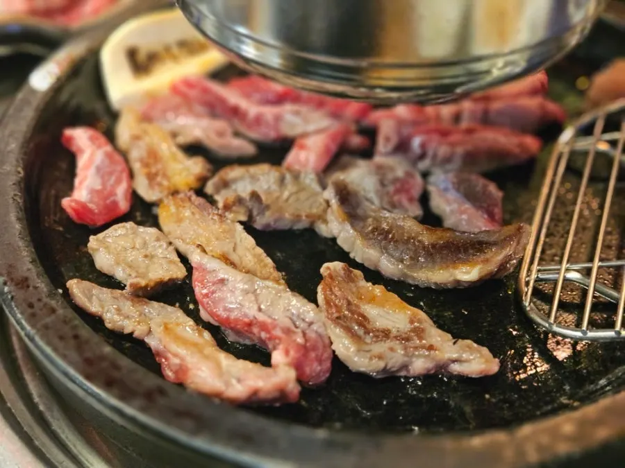 Sườn bò được nướng vàng nâu trên vỉ