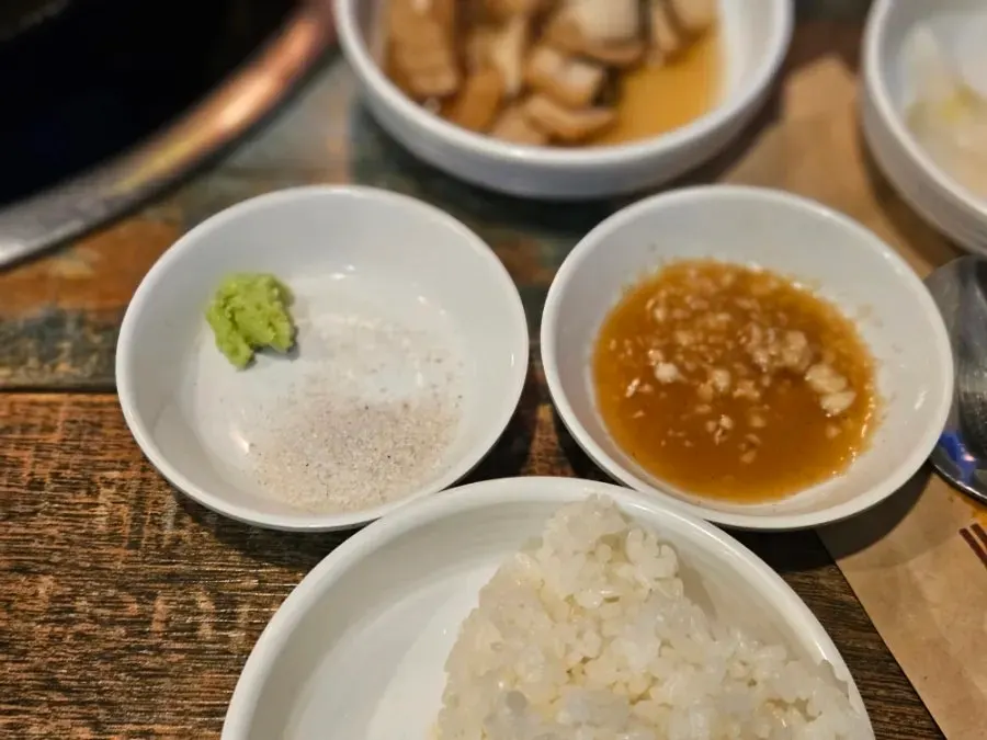 Đĩa muối, wasabi và ssamjang chấm kèm