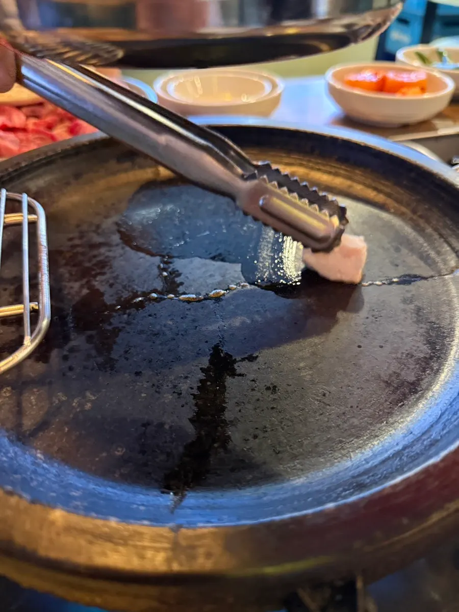 구워진 소갈비살 조각들
