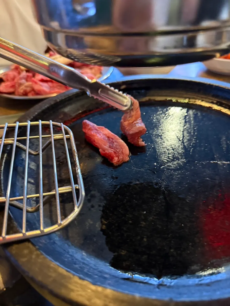 소갈비살과 반찬을 번갈아 먹는 상차림