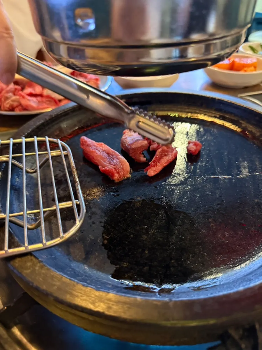 삼백한우대첩 고기와 곁들임 접시
