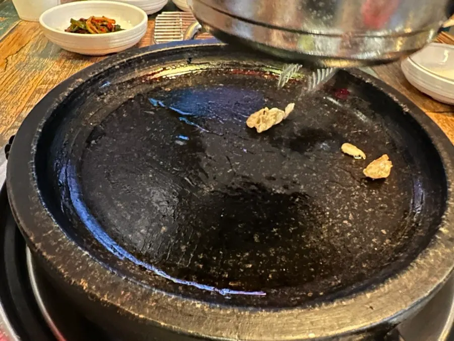 접시에 담긴 숙성소갈비살 한판