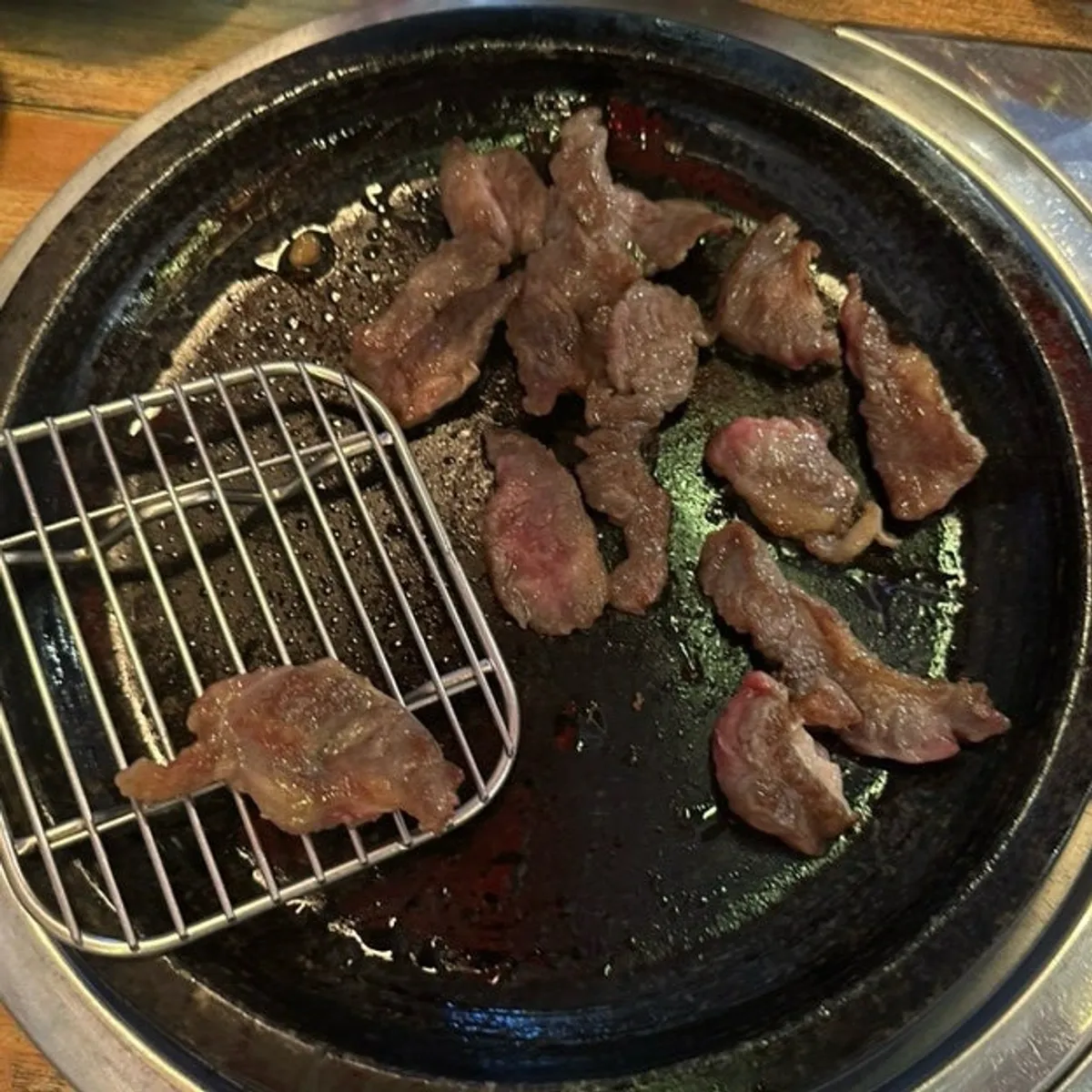 불판 위에서 익는 소갈비살