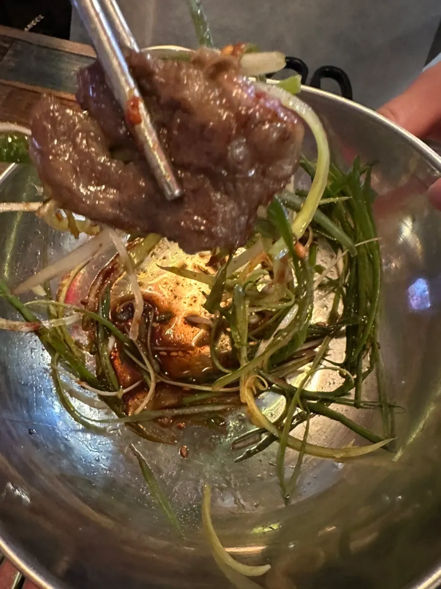 철판에 옮겨 둔 익은 소갈비살