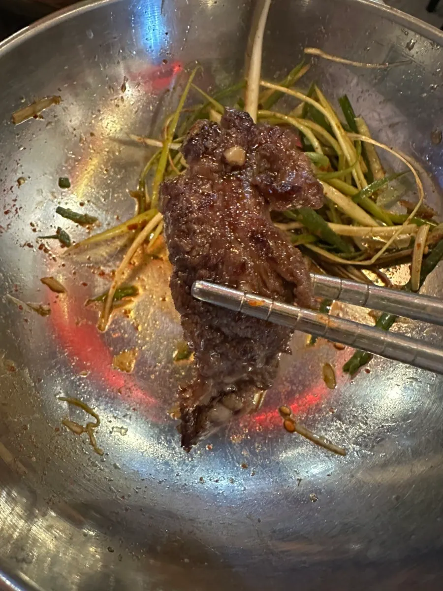 불판에 올린 마늘소갈비살