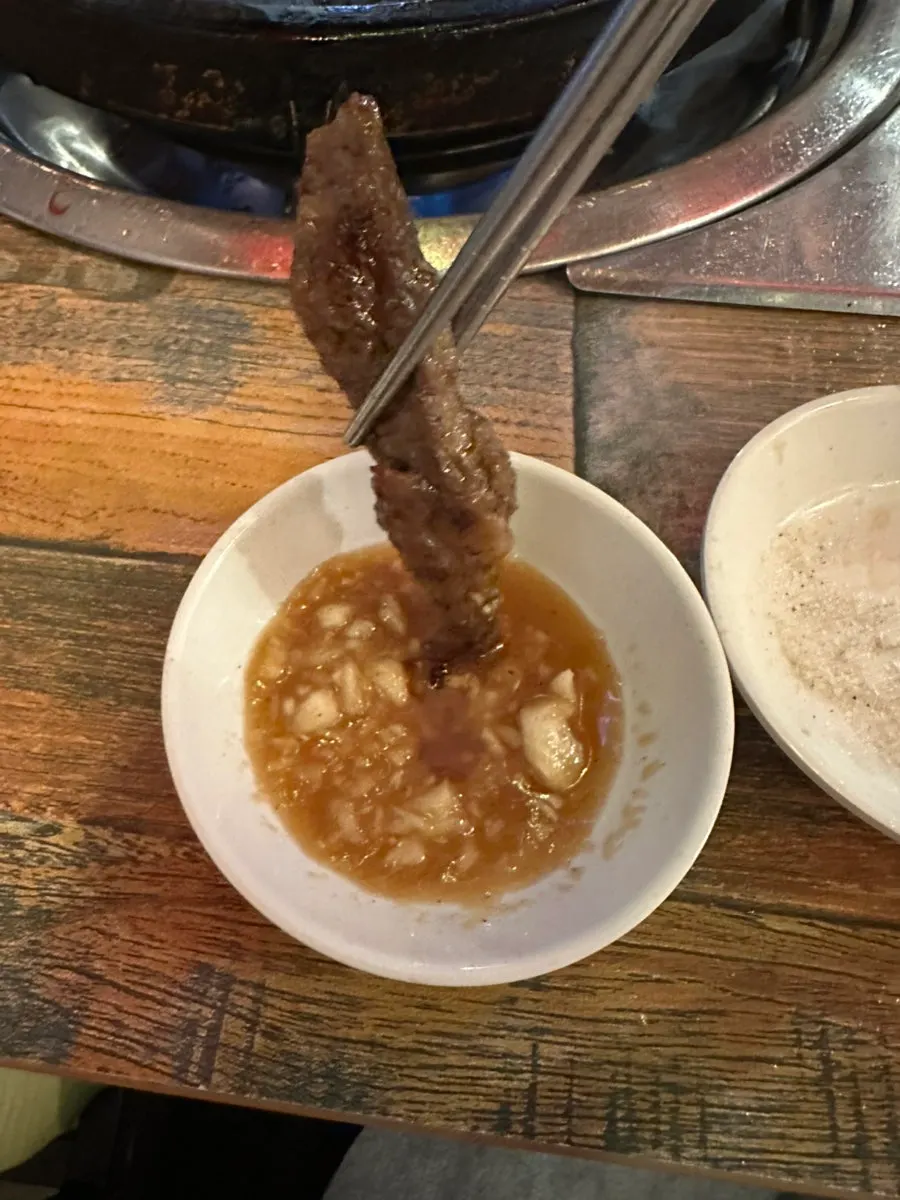 노릇하게 구워지는 마늘소갈비살