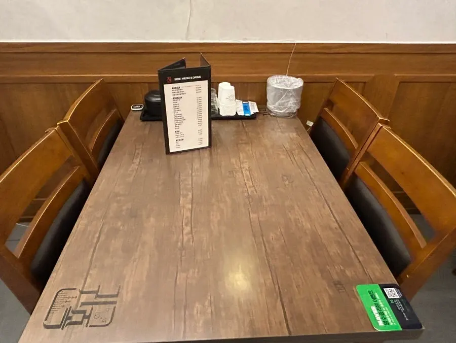 Clean, tidy tables inside Gwihanjokbal Yeonsinnae
