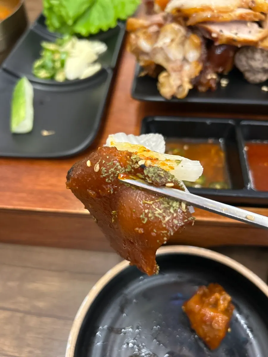 Alternating bites of plain and spicy jokbal