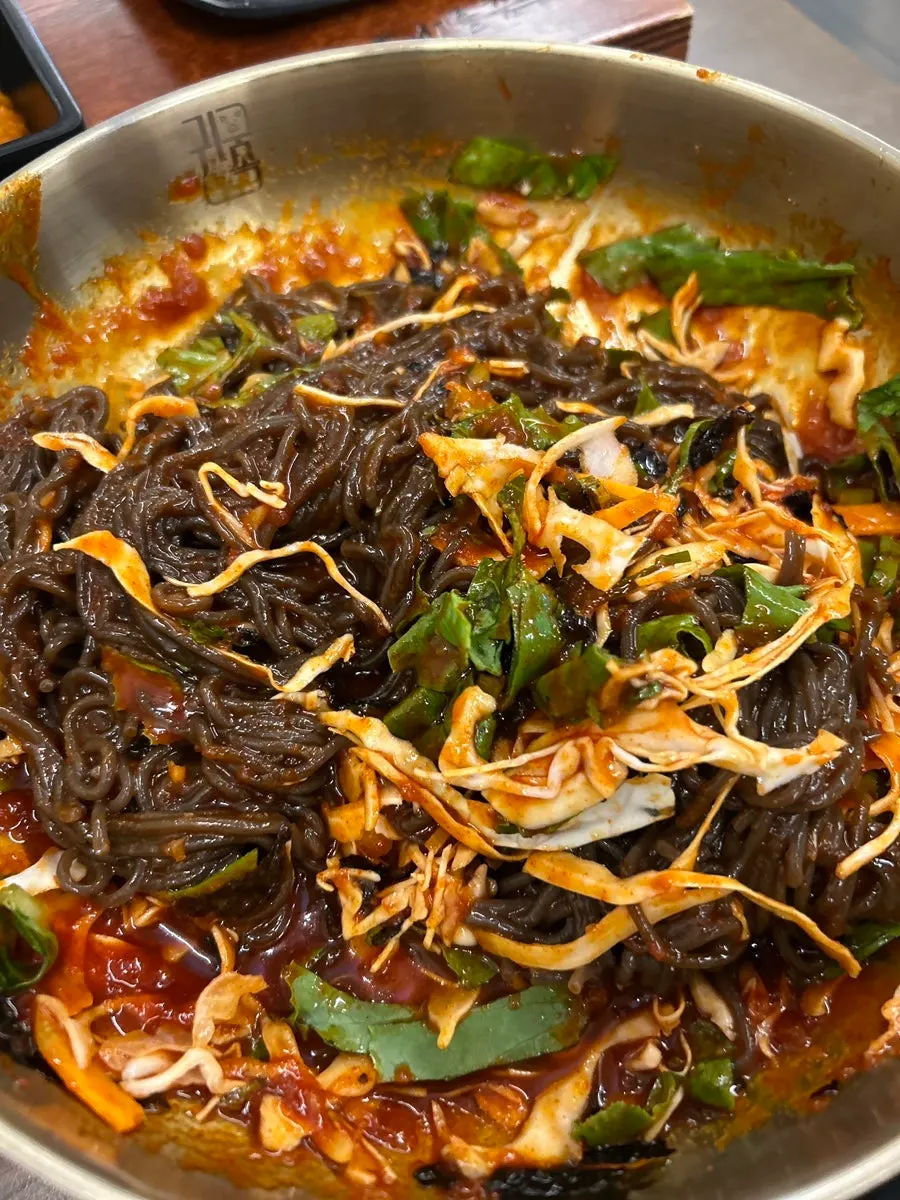 Mak guksu served together with jokbal