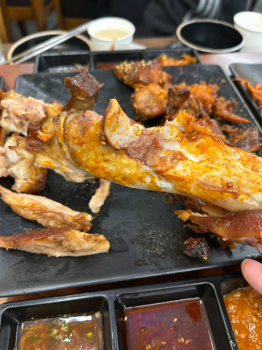 An emptied jokbal plate with nothing left