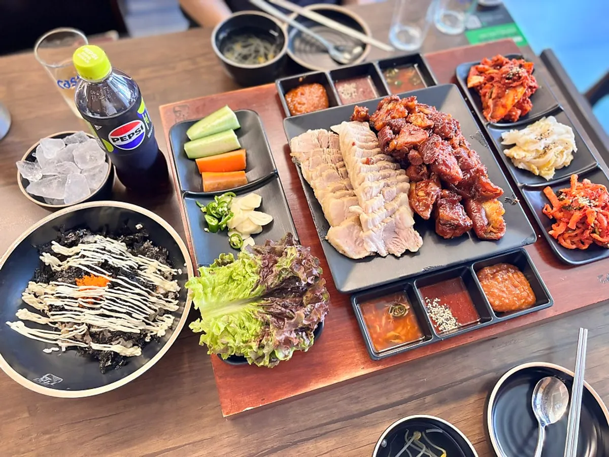 귀한족발 연신내점 보쌈과 불족발 한상