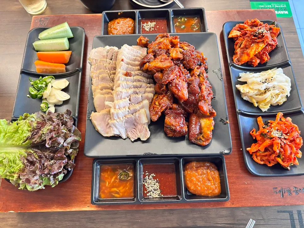 보불보불 세트 보쌈과 매콤직화불족발 상차림