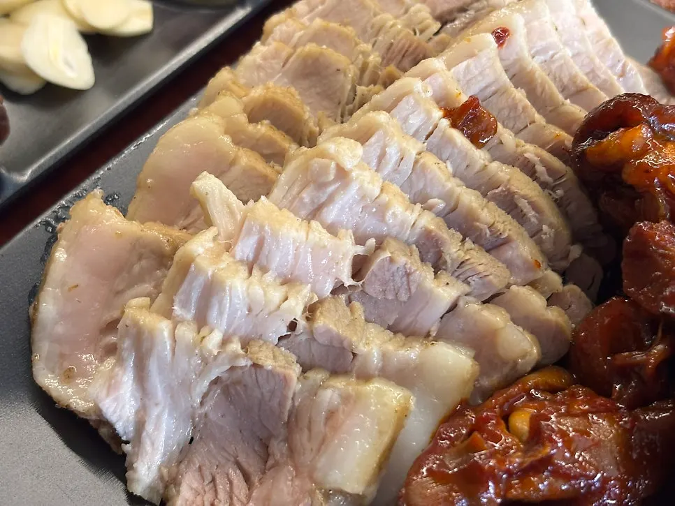 지방과 살코기 비율이 좋은 보쌈 고기